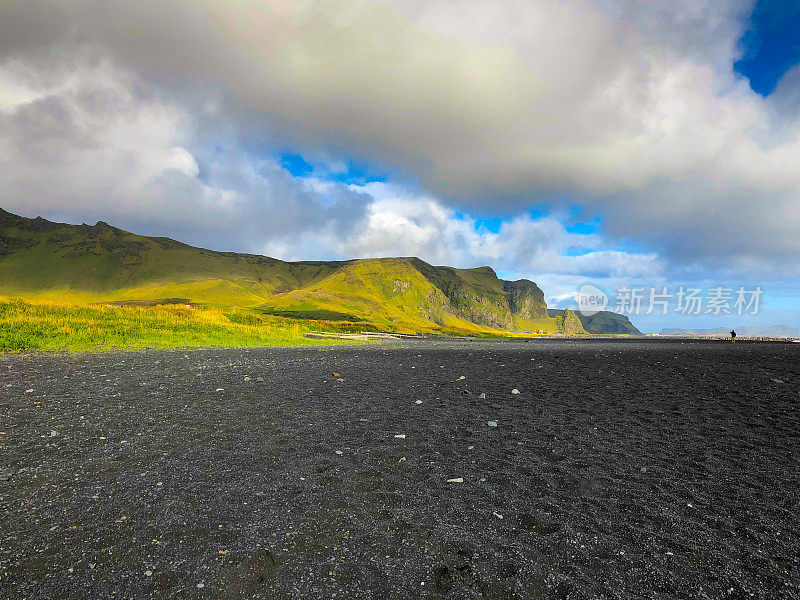 Vík í Mýrdal，冰岛:Vikurfjara黑沙滩的人